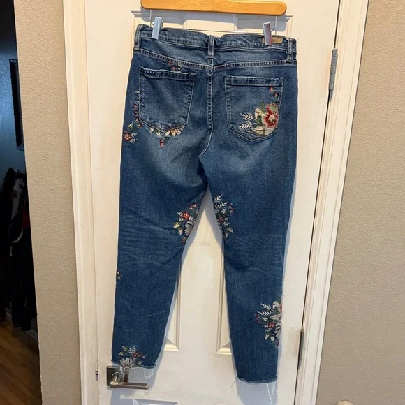 Blank NYC Skinny Classique Embroidered Jeans - Picture 10 of 13